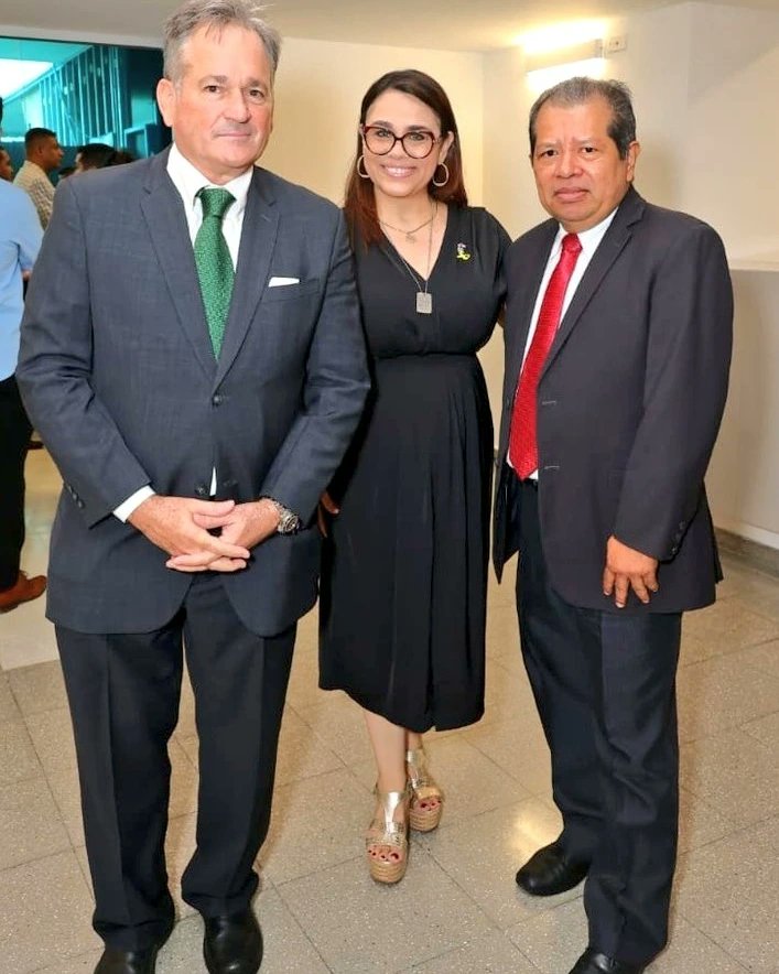 libelula_group's tweet image. ¡Feliz Día del Padre a todos los papás que trabajan incansablemente para crear momentos inolvidables y ser un ejemplo para sus hijos! 👨‍👧‍👦💙 ¡Gracias por todo lo que hacen! #DiaDelPadre #SerPadre #FelicidadesPapás desde @libelula_group saludamos a los Padres.

@EloyAlfaroAlba