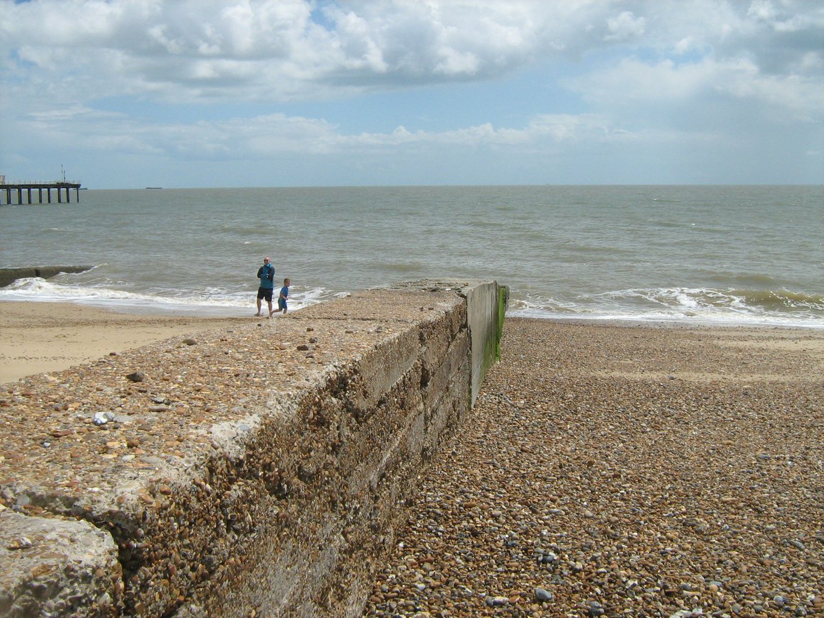 jonnyald's tweet photo. down at Felixstowe beach #beachhuts #cloudy #warmtemp #pebbleface #shingle #sea #lifegreat #suffolk #coast https://t.co/ydUjs2AQVz