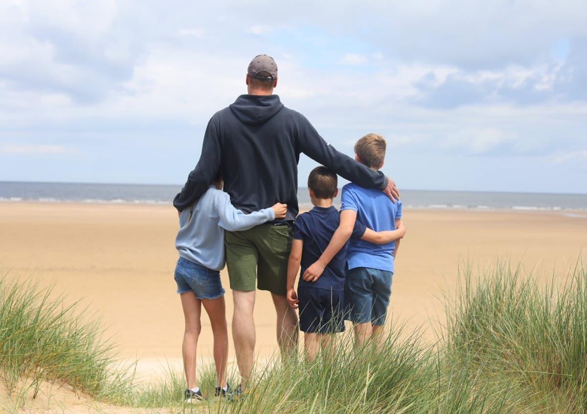 Independent's tweet photo. Kate shares touching new photo of William with the children to mark Father’s Day https://t.co/y6bxhBFRXp https://t.co/7oII9Y2NC8