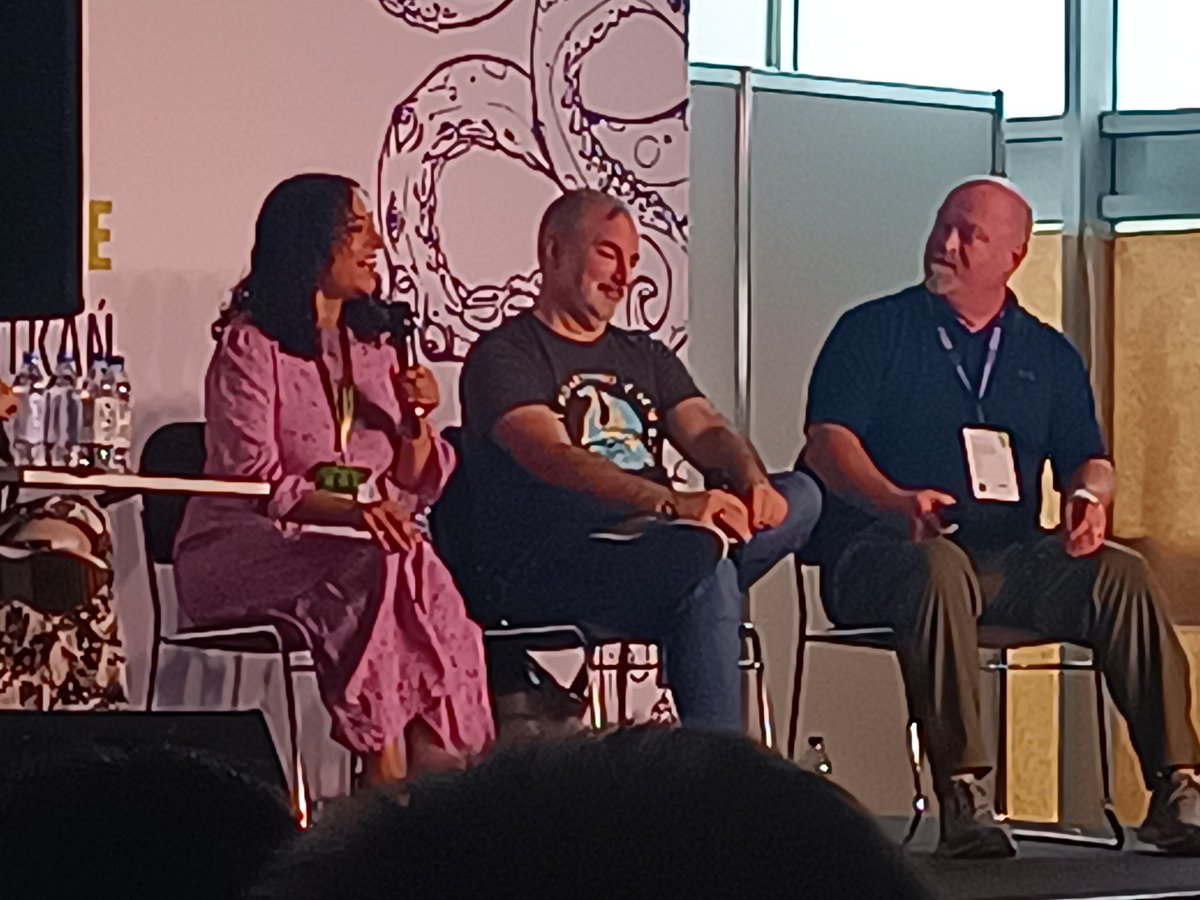 MGIK_Ritual's tweet photo. Only 2 people on this stage but you can probably see 3. It is called the time and space paradox.

@PVBrett @BrentWeeks and Tasha Suri https://t.co/QYtRhXtYfS