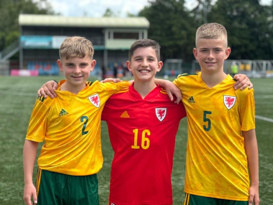 A 2nd successive call up to represent his country for our boy today. We couldn’t be prouder of him and just for Father’s Day, he scored and assisted in a 2-2 draw. Brilliant performance Jax. Even <a href="/cledwyn2/">Cled</a> got in on the photo action 😂🏴󠁧󠁢󠁷󠁬󠁳󠁿🏴󠁧󠁢󠁷󠁬󠁳󠁿. Yma o Hyd
#superjax #cymru