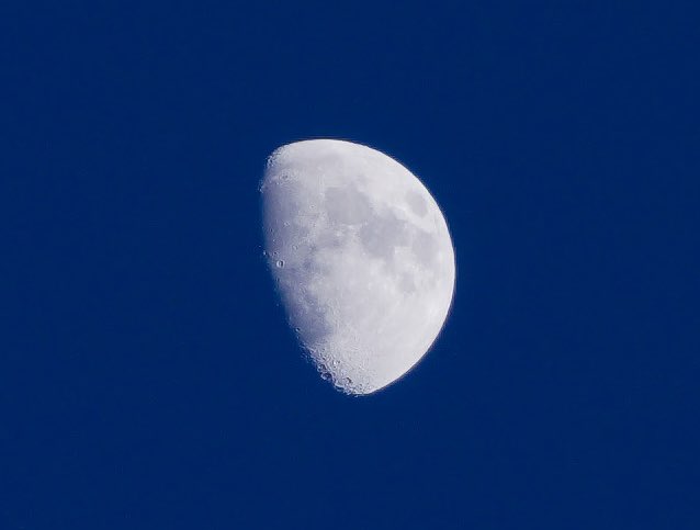 hideki_vlog's tweet photo. 月が綺麗に撮れました。7%の切り出し。RAWで撮って処理してますが、WEBで使う分には十分な仕上がりです。 #A7CR https://t.co/LqGqEhd7aY