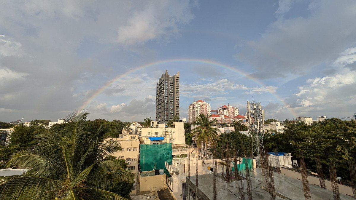 ChirayuBarde's tweet photo. Witnessing two rainbows light up the sky is a reminder of nature's beauty and wonder. #Bengaluru #DoubleRainbow https://t.co/NRfagBpCpu