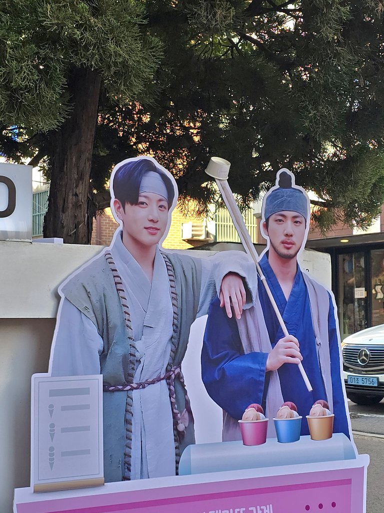 JIN_SSOUL's tweet photo. 💜 홍대 젤라잇 💜
공지 떴을 때부터 넘 넘 가고 싶었던 젤라잇!
젤라또도 너무 맛있고(더위야 물러가라)
여기저기 두둥 서있는 대취타즈가 너무 근엄해서 계속 웃음터짐ㅋㅋㅋㅋㅋ
+ 스티커로 투표도 야무지게 했음💕

#젤라또_함_잡솨봐_맛있응께
#대취타즈의_젤라또알바

👉 @jkjin9792 https://t.co/pGwipvFuEv