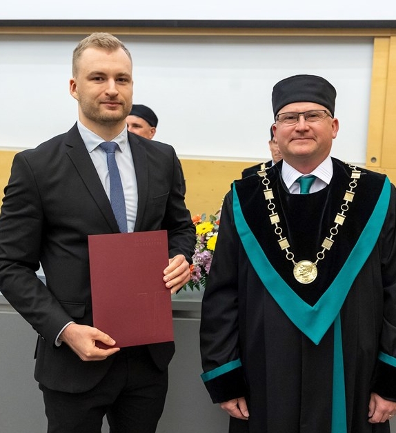 Cell and Tissue Toxicology (@toxcell) on Twitter photo 🎉 Congratulations to Robin Durník, a Biochemistry student conducting his diploma thesis <a href="/ToxCell/">Cell and Tissue Toxicology</a> <a href="/RECETOX/">RECETOX</a> (supervised by P. Babica and <a href="/OndrejJurcek/">Ondřej Jurček</a>), for receiving this year’s Dean’s Award for the Best Student of Bachelor and Master Degree Programme! 👏
sci.muni.cz/en/current-new… 🎉 Congratulations to Robin Durník, a Biochemistry student conducting his diploma thesis <a href="/ToxCell/">Cell and Tissue Toxicology</a> <a href="/RECETOX/">RECETOX</a> (supervised by P. Babica and <a href="/OndrejJurcek/">Ondřej Jurček</a>), for receiving this year’s Dean’s Award for the Best Student of Bachelor and Master Degree Programme! 👏
sci.muni.cz/en/current-new…