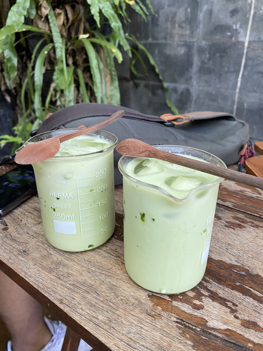 ayasteroid's tweet photo. aku ke cafe tapi gelasnya gelas beaker… https://t.co/tA2nGjGtBL