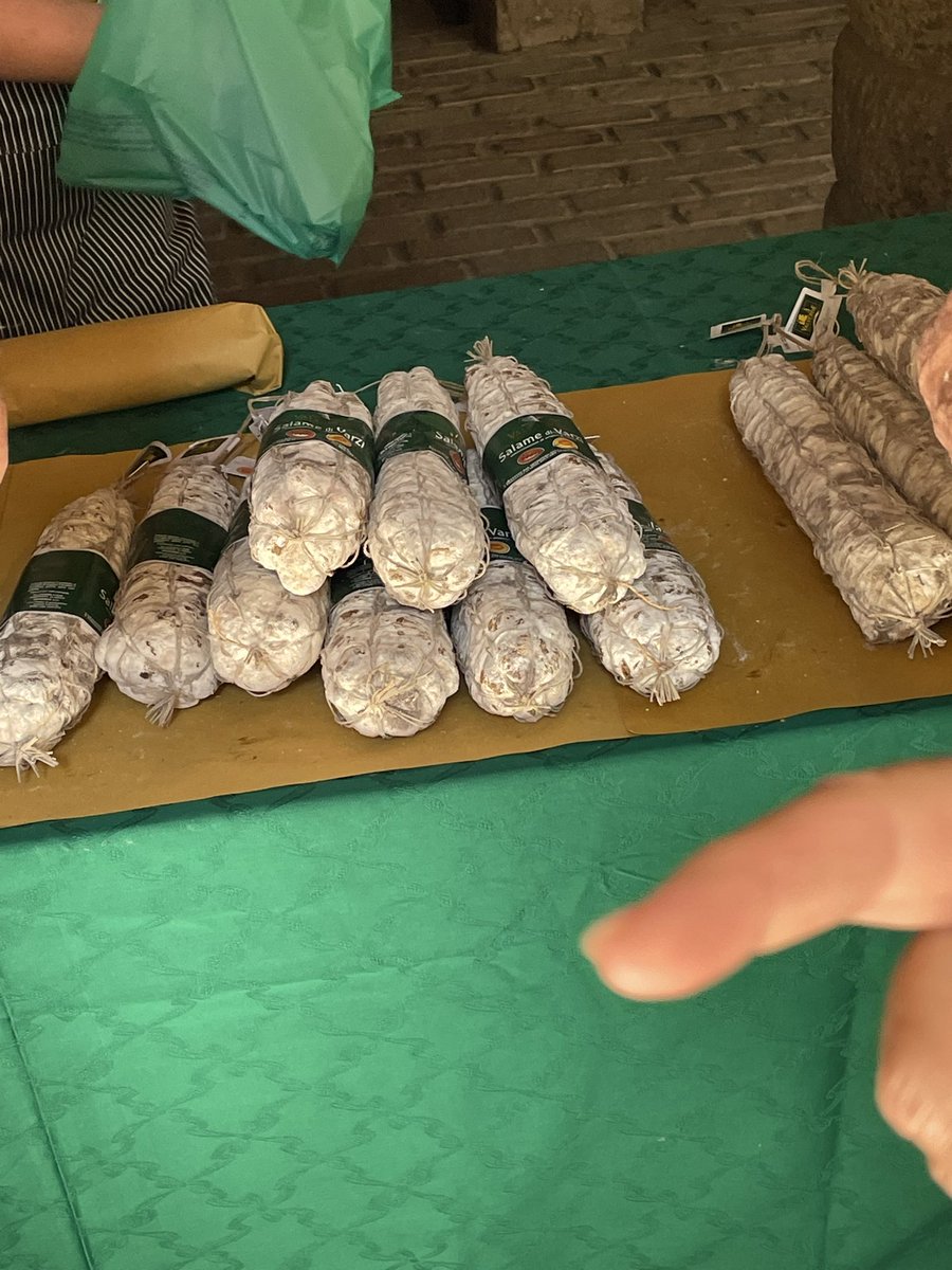 PierFerri21's tweet photo. @_kuball_ oggi a #Varzi   Festa del salame ☺️. Ma bontà 😋😋😋 https://t.co/BdIagpWwfi