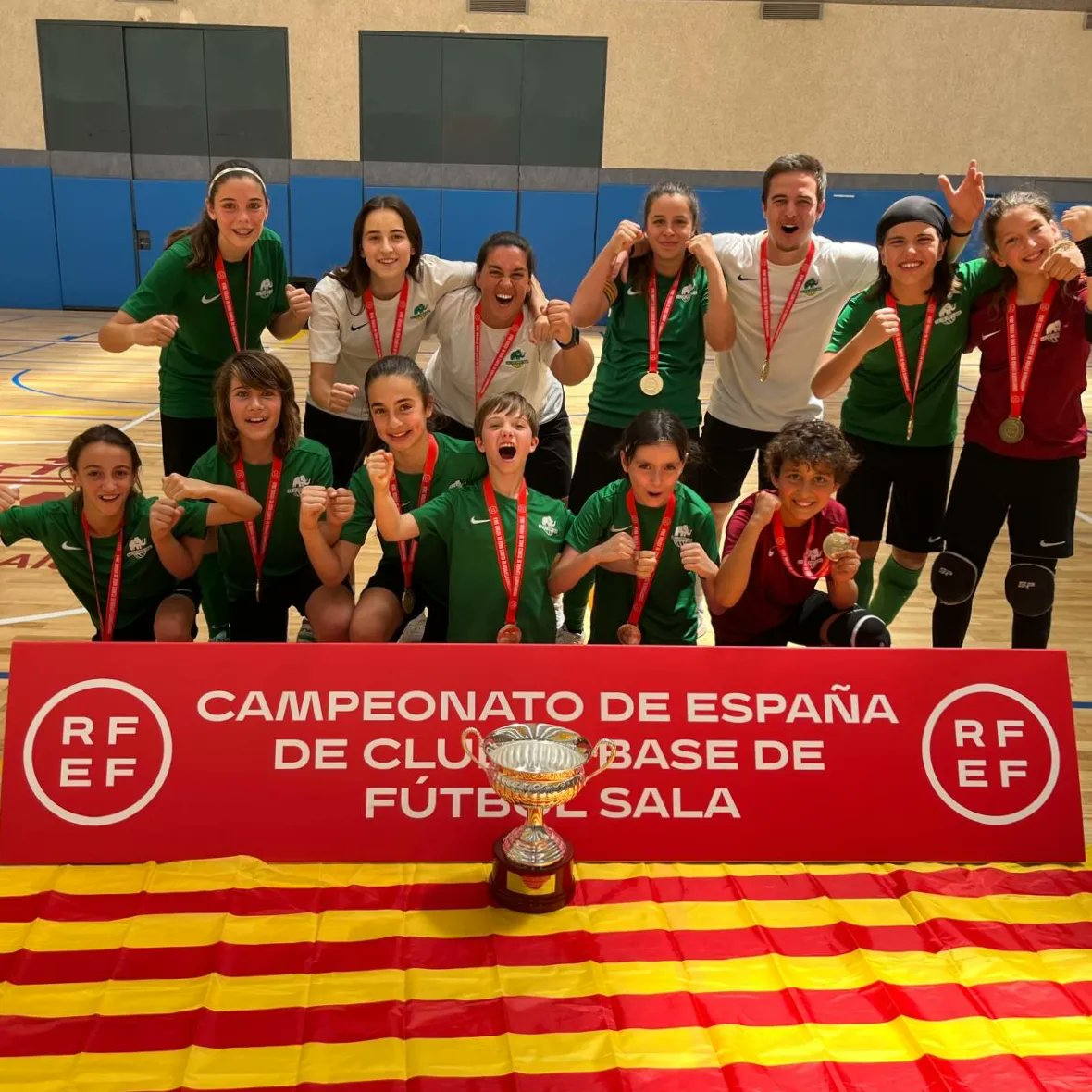 MamutsLesCorts's tweet photo. FUTSAL | ⚽ SOM CAMPIONES D'ESPANYA!

🏆 L'Aleví A femení fa història i s'ha proclamat Campió d'Espanya després d'imposar-se a la final 8-4. vs. @UDPAVIAFEMINAS.

🤩 El futur mamut està assegurat! Gràcies per fer-nos gaudir així noies!

💚🦣

#OrgullMamut #futsal https://t.co/K5rITKlWN8