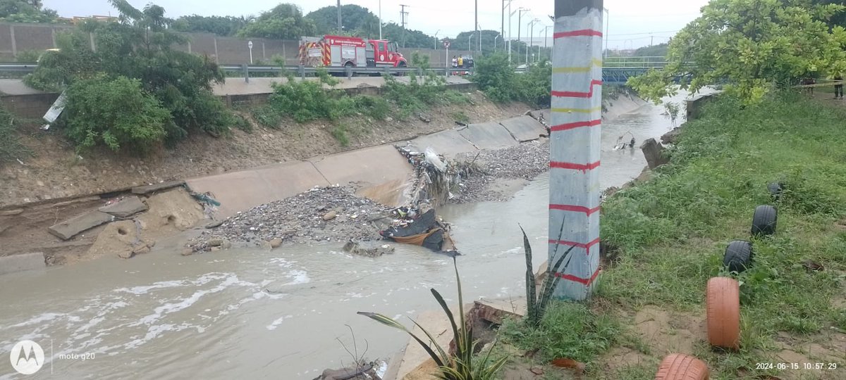soledadalcaldia's tweet photo. DECLARAMOS CALAMIDAD PÚBLICA🚨🚨Por socavación en vía El Platanal solicitamos ayuda al @infopresidencia , de manera especial a la @UNGRD y @Gobatlantico ⚠️⚠️
Se ordena cierre de carril afectado por socavación❌🚧 https://t.co/brWmUT7mL7
