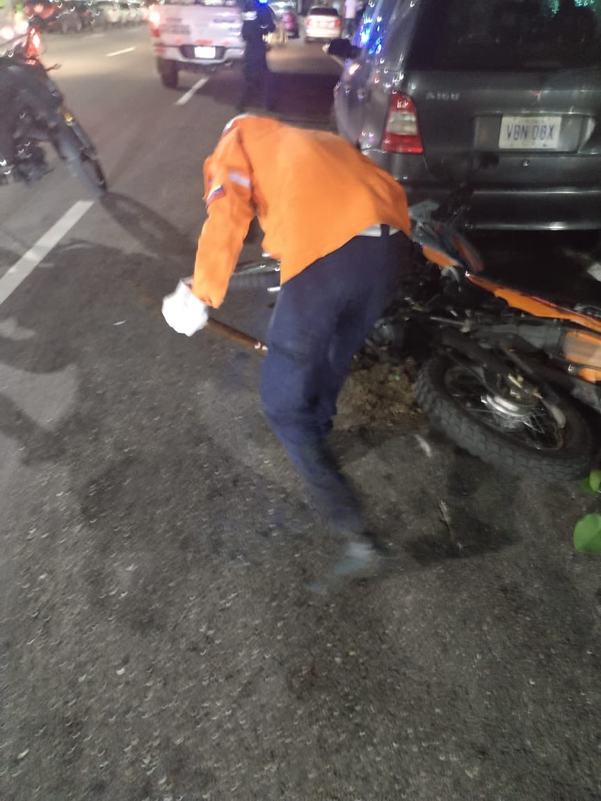 rcamachovzla's tweet photo. #Chacao Este accidente se registró la noche del sábado, 15 de junio, en la Av Luis Roche de Altamira, adyacente a la plaza Francia.

Un joven de 18 años de edad, identificado como Manuel Ignacio Malave Gómez, conducía un Mitsubishi Lancer a exceso de velocidad y se pasó un semáforo en rojo arrollando a un peatón y a un motorizado.

El peatón fue identificado como Carlos Miguel Durán Grance (37A) y el conductor de la moto fue identificado como Juan Andrés Olivier Vergara (24A).

Comisiones de Protección Civil Chacao y de Salud Chacao llegaron al sitio y atendieron a los lesionados. Durán sufrió fractura en ambas piernas, estaba en shock hipovolemémico y en mal estado de salud. Los paramédicos lo estabilizaron en el sitio, luego fue trasladado al hospital Dr Domingo Luciani, en El Llanito, para posteriormente ser trasladado a una clínica privada al oeste de la ciudad. Su diagnóstico es reservado.

Olivier sufrió lesiones en la muñeca, un esguince de tobillo y una cortada en la espalda (9puntos).

El conductor del vehículo, Manuel Ignacio Malave, se encuentra detenido en la sede de la policía municipal de Chacao. El caso fue notificado al Ministerio Público.