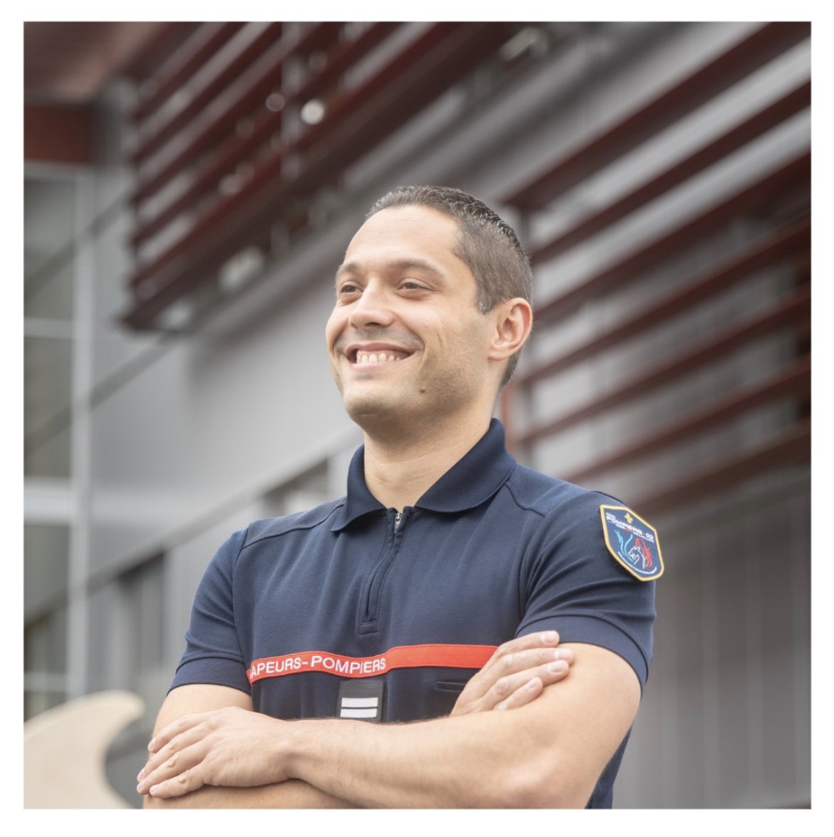 Pompiers03's tweet photo. [#ECUSSON]

✨ Les pompiers de l’Allier accueillent leur nouvel écusson ! Fruit d'une réflexion collective, il a été créé pour refléter l’histoire et les valeurs des #pompiers03 mais également pour s'adapter aux nouveaux enjeux.

🎬 Explications en vidéo : https://t.co/g9iJ8jRvFD https://t.co/vLVPTGb9PV