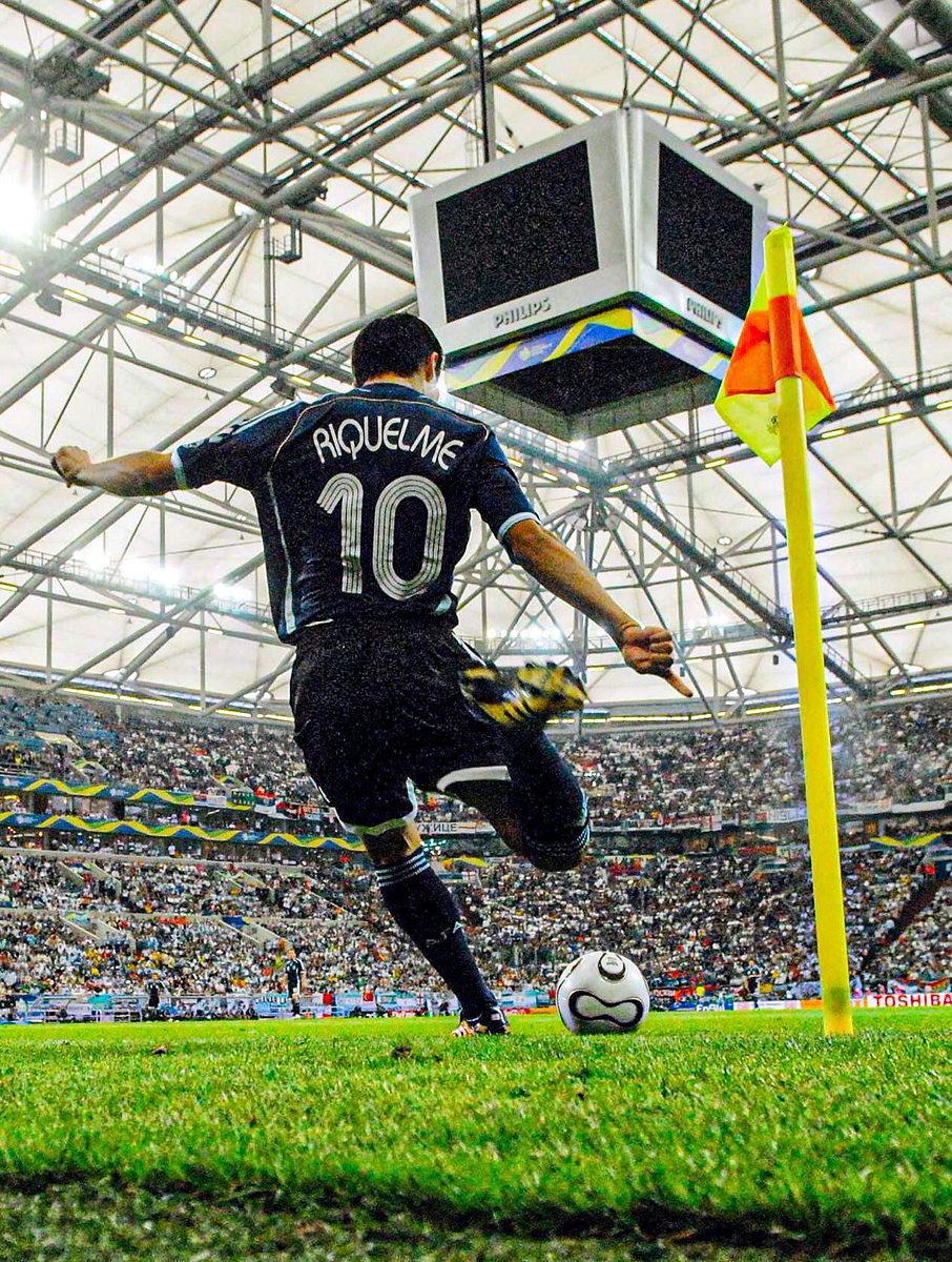 🇦🇷🔙 Un día como hoy, pero en 2006, Juan Román Riquelme daba un recital con la Selección Argentina en el Mundial de Alemania ante Serbia y Montenegro.

🪄 Completó 104 de los 105 pases que intentó en aquella presentación y se convirtió en el futbolista con el porcentaje más alto