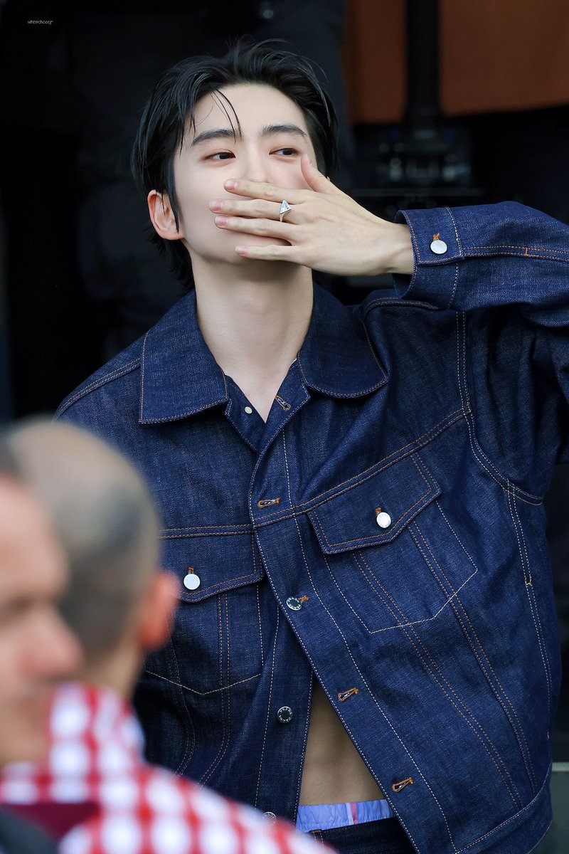 maeRong97's tweet image. 얼굴을 보세요 
손가락을 보세요
입술을 보세요

마지막으로

배를보세요

JAEHYUN SHINES IN PRADA
#PradaSS25 #PradaxJaehyun @prada