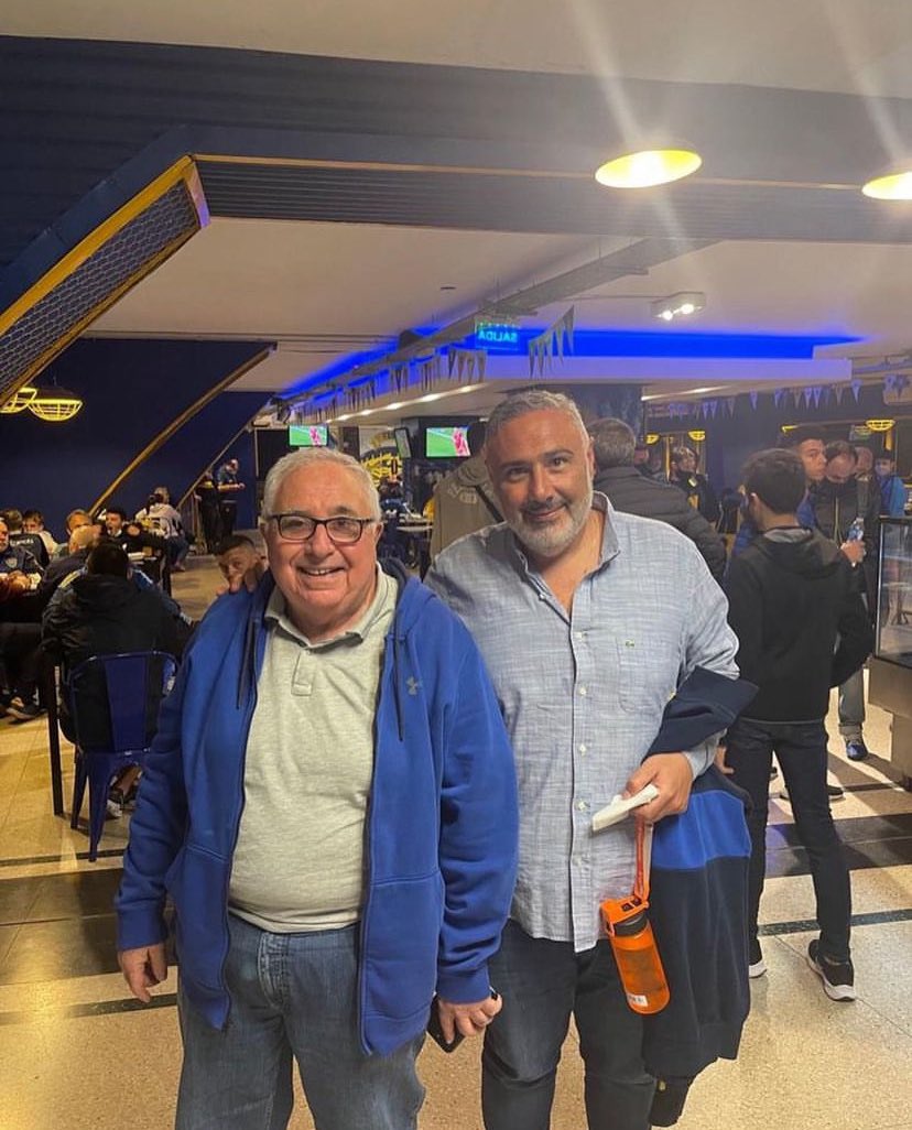 bocalacausa's tweet photo. ¡Feliz día del padre! 💙💛💙
A ellos que nos transmiten el orgullo de ser de Boca.
Y a Julio, nuestro primer ídolo, que construyó y nos hizo ser parte de una familia muy especial: Boca La Causa 💙 https://t.co/Mnp3FLaGcr