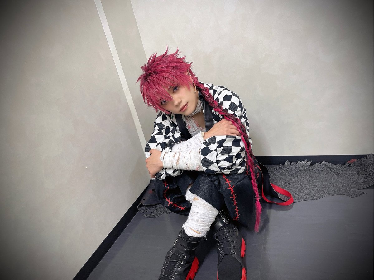 ryujiro_izaki's tweet photo. #あくステ 千秋楽

主様、いってらっしゃい
すぐに帰ってきますよね？

デビルズパレスで主様の帰りを待っていますよ。
ずっと、ずーっと。

#ラトバッカ https://t.co/fnAnXZJ33F
