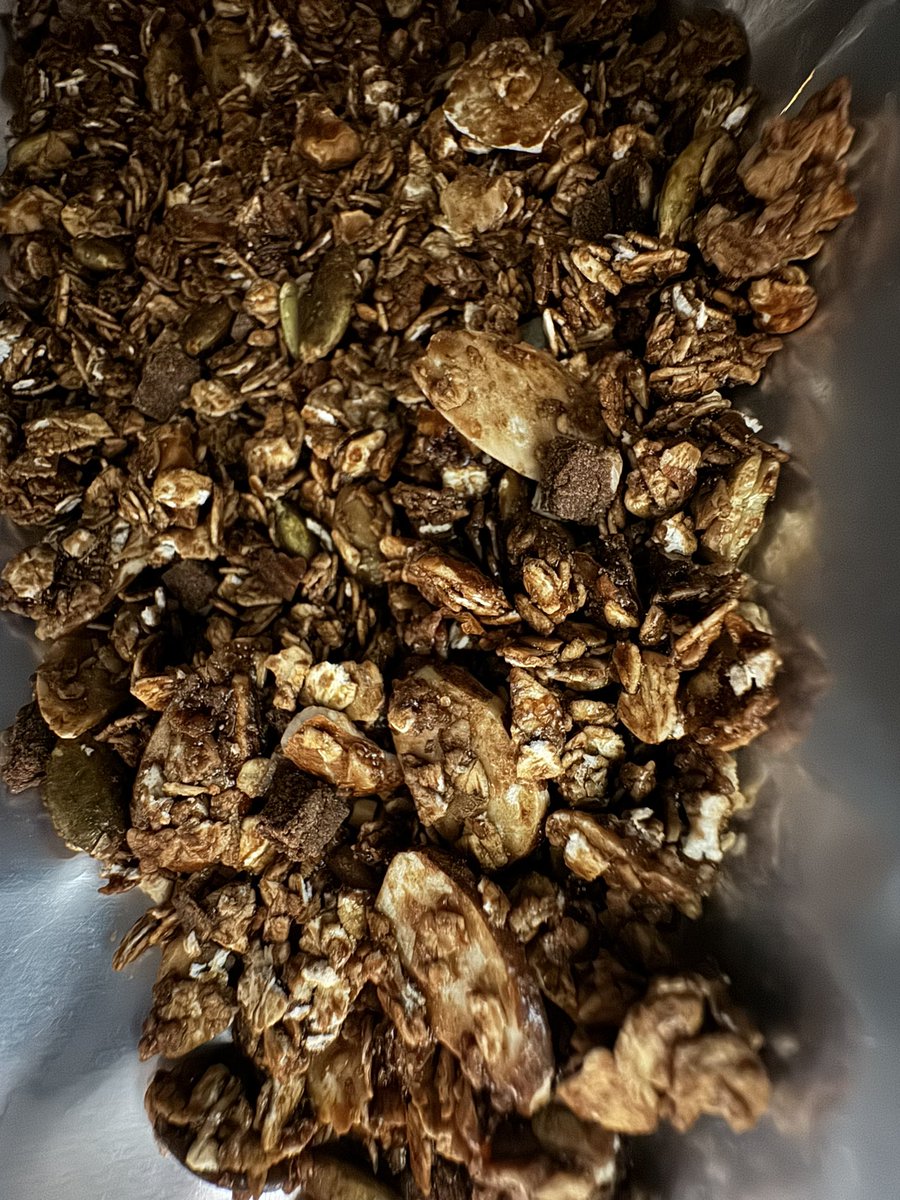 화요일에 받아놓고 정신없어 못 열어보고 있다가 주말되어 열어본 먹키
그런데 감동이잖아😍
제품상세설명은 찾아보면 금방 나올거고 다른분들도 쓰셔서 패스할건데
내가 감동이라 외쳤던 이유는 두 가지 바로 단백질 함량과 맛!

“이거 원가 장난아니죠?”
“어떻게 아셨어요?”

나는 평생이 린매스업을