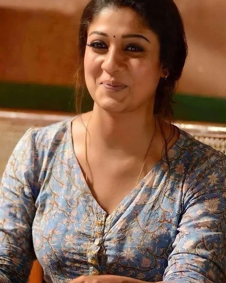 " कच्चे किरदारों का धुआं बीच बाजार में ही उठ जाता हैं ,
         पक्के नकाबों का बोलबाला बस जमाना देखता है खूब !!