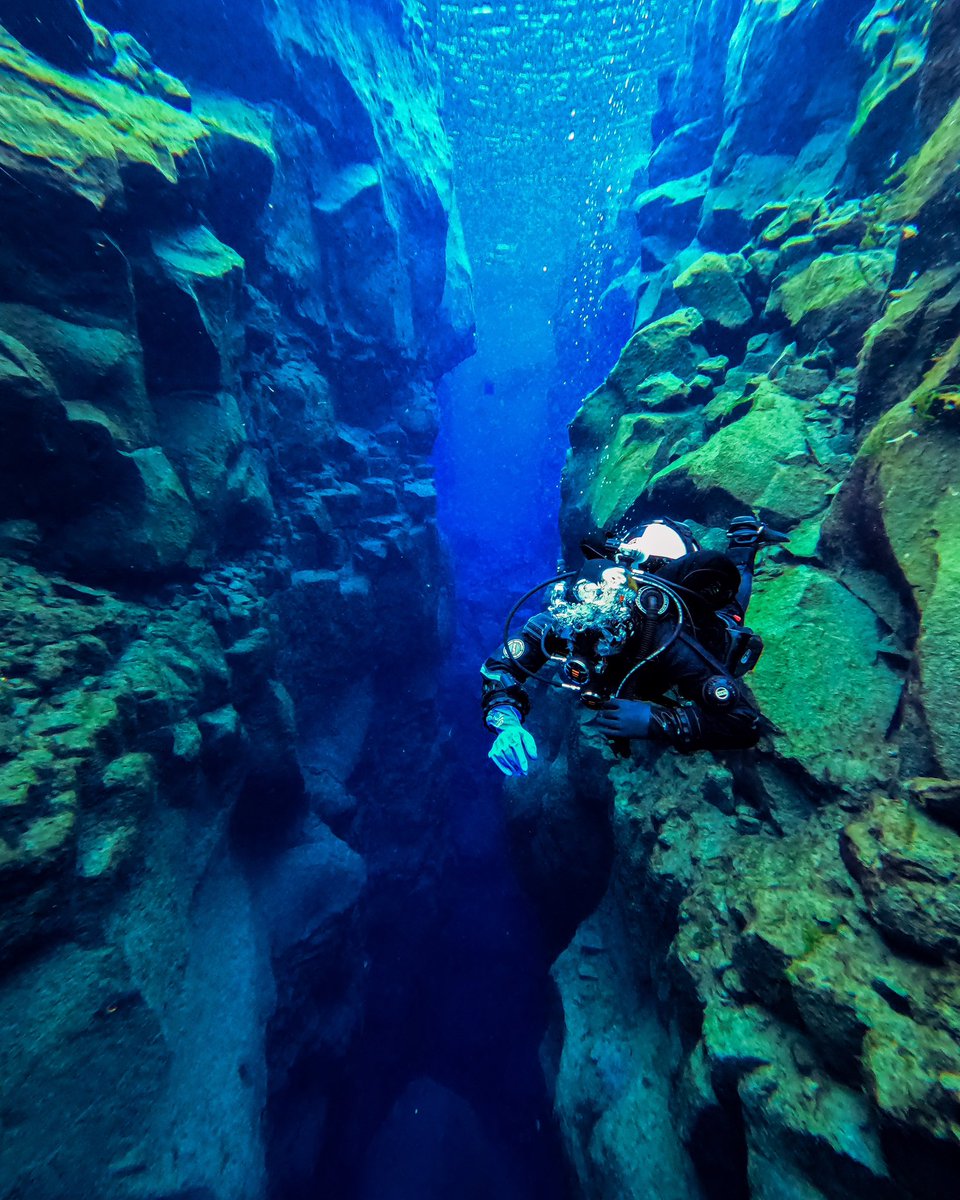 sfajar's tweet image. Salah satu alasan ke Iceland buat nyoret bucket list ini dari dulu: diving di Silfra.

Kayak cuma batu batu doang tapi ini belah dua benua. Kiri plate North American kanan Eurasian. And yes, ini masih aktif. Geser buka 2cm pertahun. Airnya? 4c! 🤪🤪