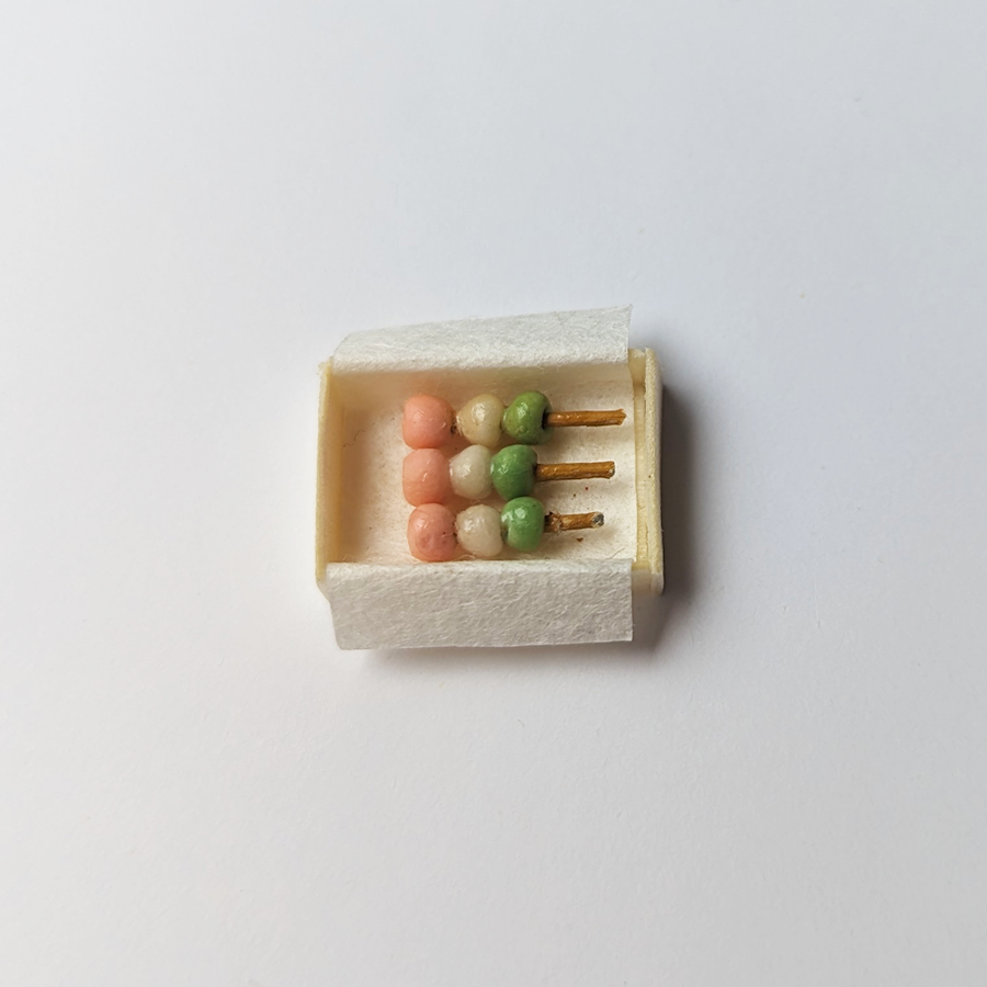3river_mini's tweet photo. #和菓子の日
#ハンドメイド作家発掘大作戦 
#ミニチュア

初めて樹脂粘土を触った３ヶ月前。
試行錯誤しながら作った、ミニチュアの和菓子をまとめました。やっぱり粘土は楽しい！

サイズ比較がなくて分かりにくいですが、
道明寺は直径5mmくらいです。 https://t.co/wtnLC1Jt39