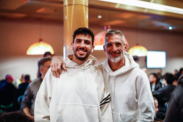 #DiaDelPadre #FathersDay 

Un saludo a todos los padres, en especial a aquellos que tienen la suerte de compartir su pasión por los naipes con sus hijos. 

¡Felíz Día a todos los padres! 🥳