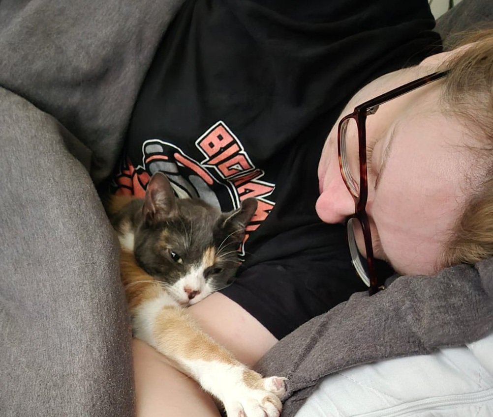 fivebyfive86's tweet image. Morning snuggles with my bestie. She's a bloody angel 😇 💖