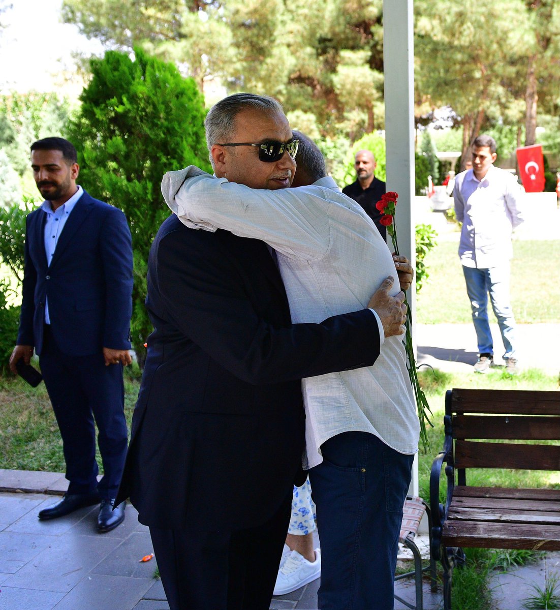 KurbanBayramı münasebetiyle;

📍#Diyarbakır Hava Şehitliği'ni ziyaret ettik 🇹🇷

Aziz Şehitlerimizi rahmet, Kahraman Gazilerimizi minnet ve şükranla anıyorum.