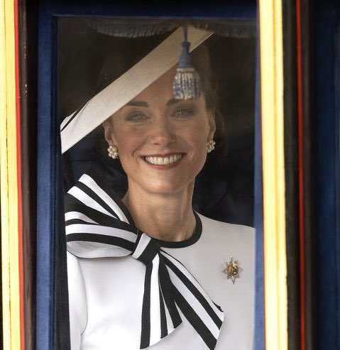 cynthiarybakoff's tweet image. The Princess of Wales attended the Trooping the Colour ceremony to celebrate the King&apos;s official birthday. 

She wore a spectacular pair of pearl and diamond cluster earrings and an Irish Guards Regimental Brooch.

#princessofwales #katemiddleton  #troopingthecolor #princesskate