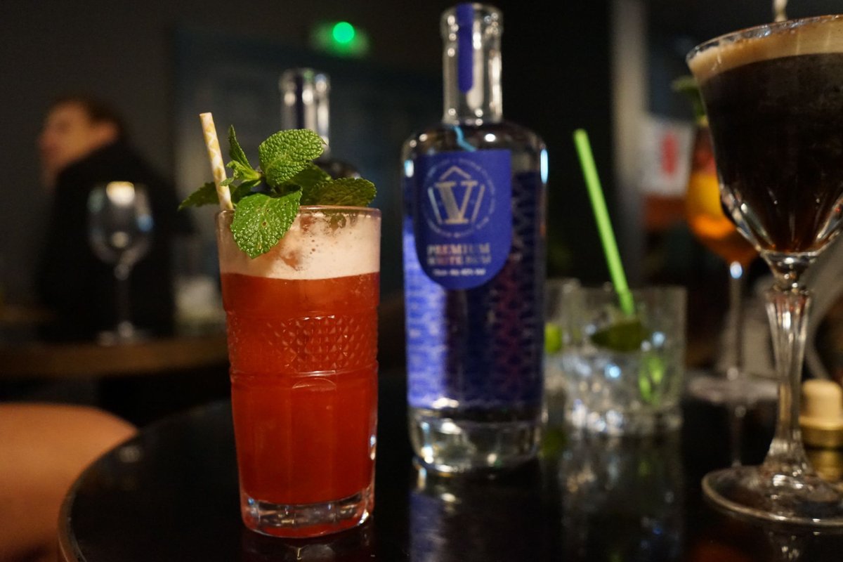 vrumofficial's tweet image. V on TV! 📺

Legendary rum ambassador Ian Burrell has just wrapped our WORLD EXCLUSIVE reveal on Channel 4's Sunday Brunch! 🎉

Feeling inspired to make your own V Rum cocktail? We recommend you DO try this at home! Visit our website and pick up a bottle of V Rum today 🥃 #vrum