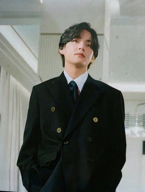 Taehyungimpact's tweet photo. LOOK AT TAEHYUNG https://t.co/C2XswsoAAS