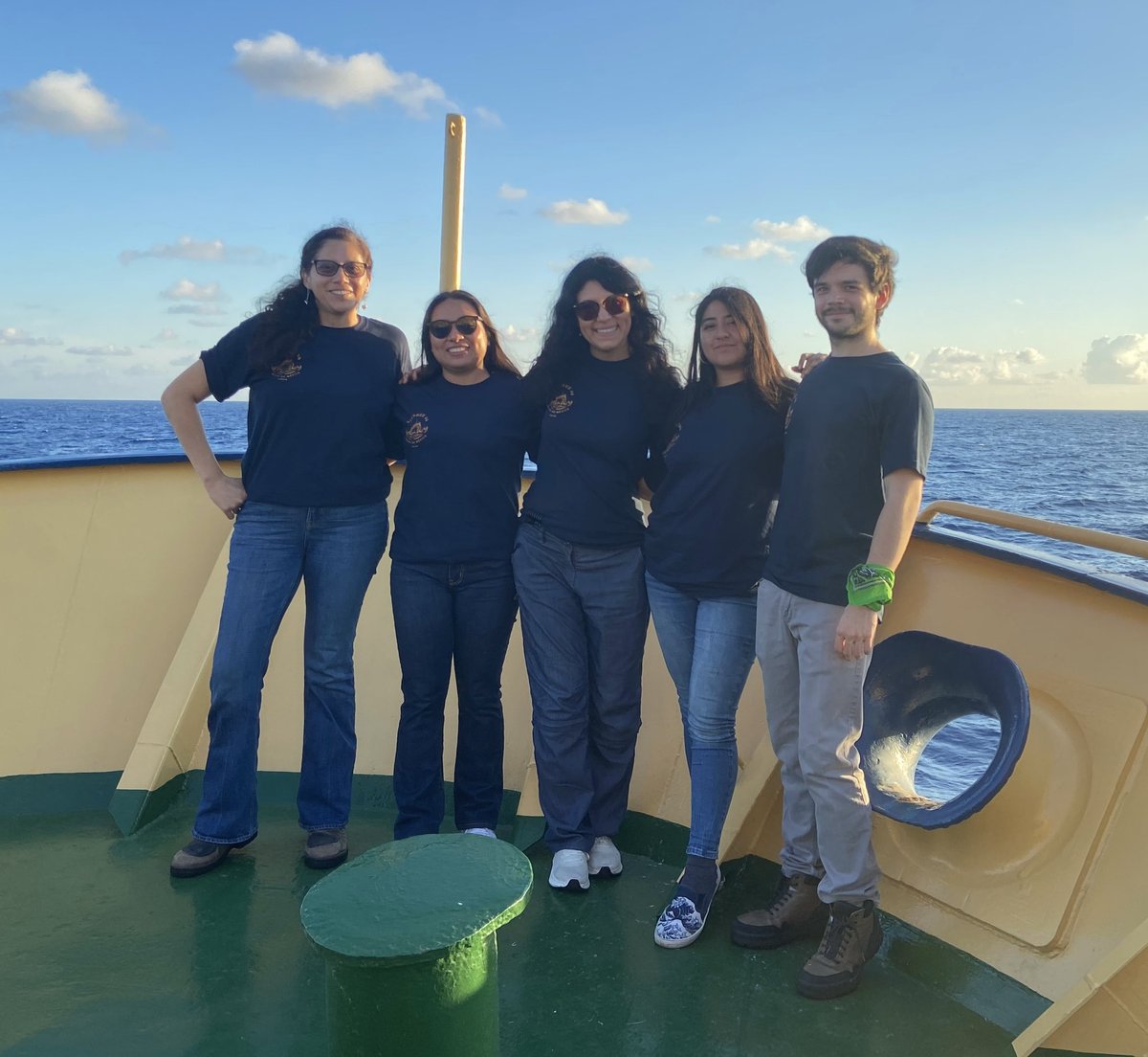 Pardo_lab's tweet image. Lo logramos! Secuenciación masiva de DNA 🧬 con muestras de sedimento y agua a 3650 m profundidad en el Golfo de México a bordo del buque Justo Sierra  @ibt_unam