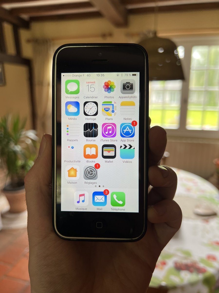 Aller chez ses beaux-parents et faire de la maintenance sur un iPhone 5C acheté en 2014 (!) : fait. 
Et le pire c’est qu’il marche encore au poil, sauf au niveau des iMessage.