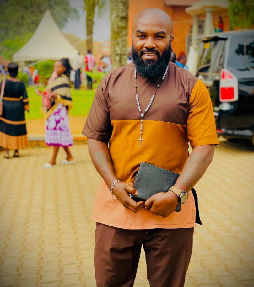 eddie_mutwe's tweet photo. Abasiramu Nabeesonyiye, amasimu gange mutuga ntuge ! Naye kale🤣🤣 https://t.co/KSuphOoP9V