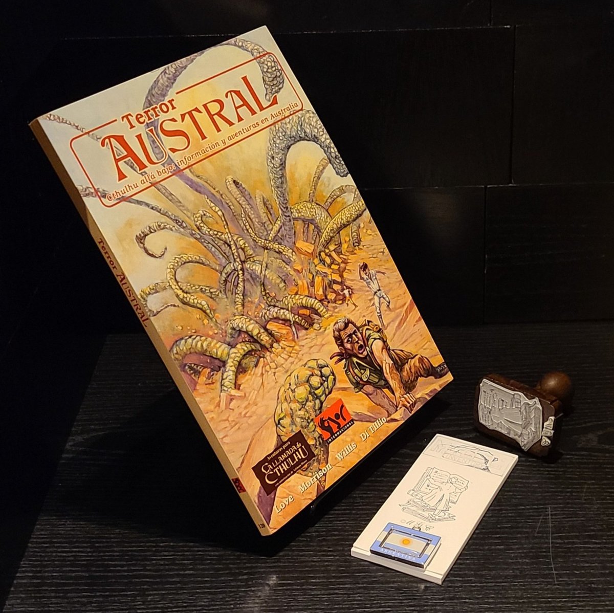 mgc_inventory's tweet photo. :libro: ID_b0228
Terror Austral (1995, JOC Internacional)
Penelope Love
153p - HardCover - ESP
#jocinternacional #lallamadadecthulhu #cthulhurpg #callofcthulhu #terroraustral #chaosiuminc #books #libros #collector #bookworm #bookaholic #vintagebooks #books #bookcommunity https://t.co/MnlVtwYB9I