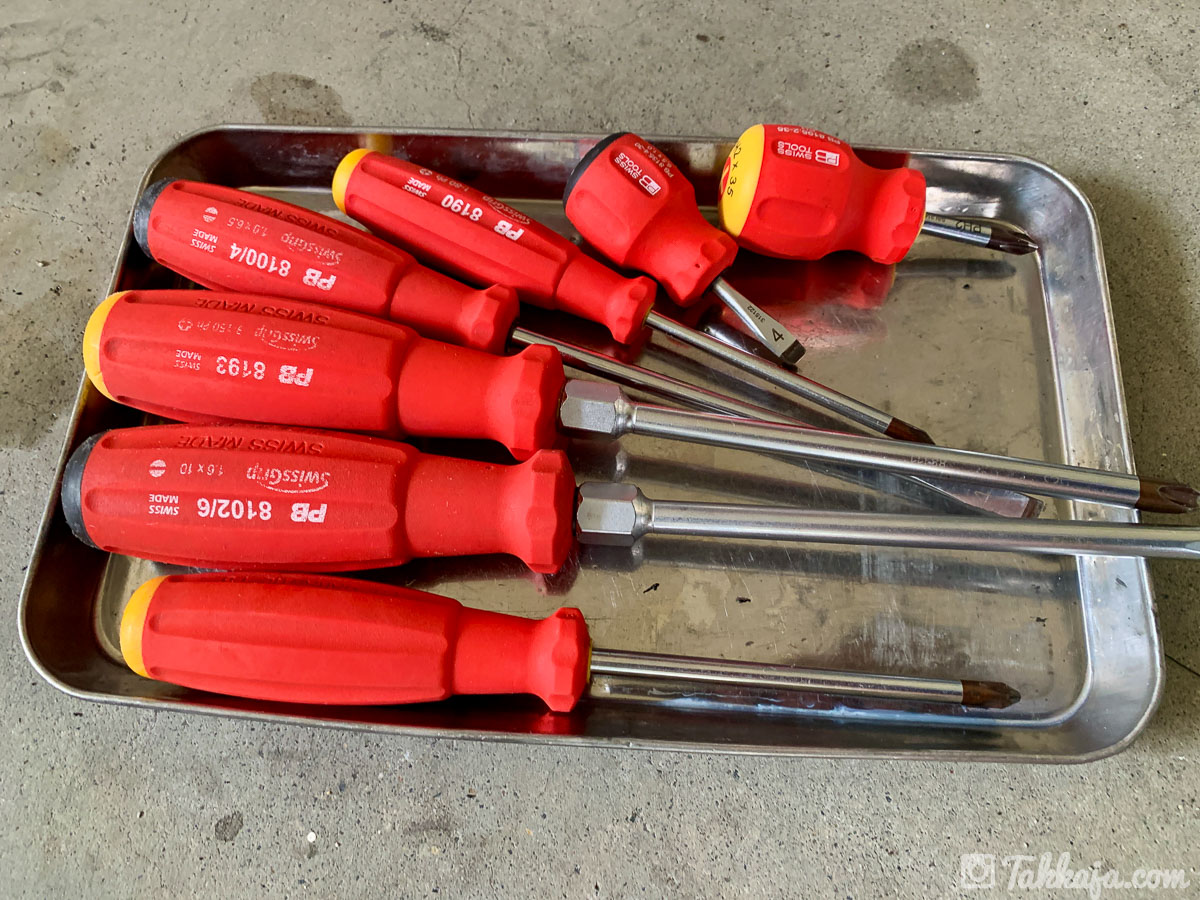 takkaja's tweet image. スイスグリップ掃除　WD40で拭いてパーツクリーナーで仕上げ。＃工具好き #スイスグリップ #PBtools