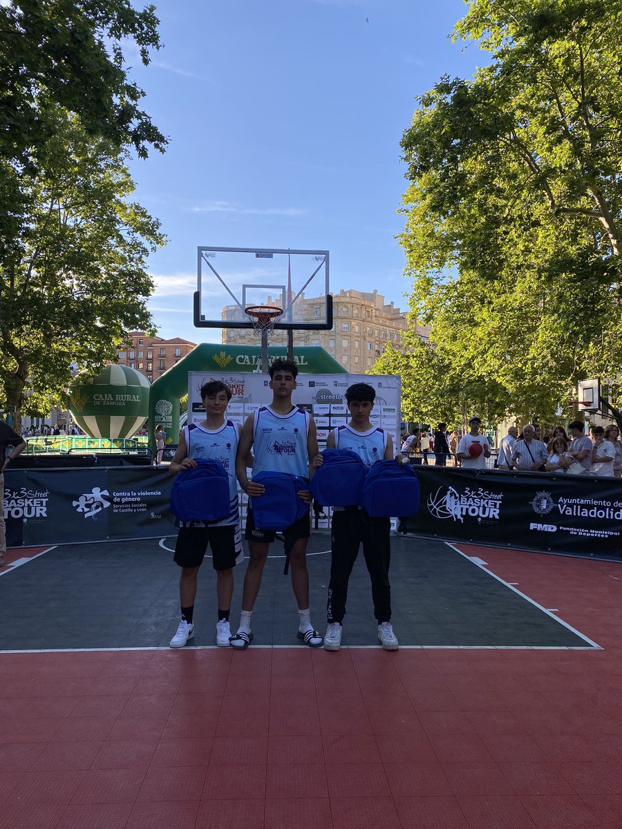CBReinodLeon's tweet photo. Dominic, Saúl, Álvaro y Jorge lograron ayer el subcampeonato en el Valladolid Open 3c3 en categoría junior que junto con su primera plaza conseguida en Villamuriel se aseguran la clasificación par la máster final de Leon del día 23 
@3x3SBT 

¡Enhorabuena chicos! 🦁 https://t.co/pMn3i7jgMi