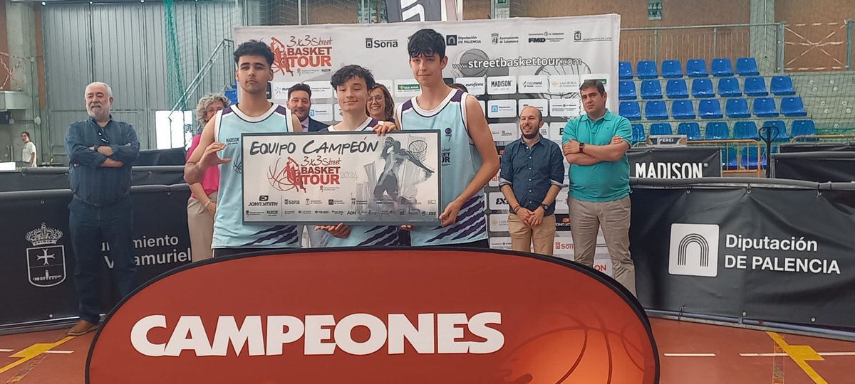 CBReinodLeon's tweet photo. Dominic, Saúl, Álvaro y Jorge lograron ayer el subcampeonato en el Valladolid Open 3c3 en categoría junior que junto con su primera plaza conseguida en Villamuriel se aseguran la clasificación par la máster final de Leon del día 23 
@3x3SBT 

¡Enhorabuena chicos! 🦁 https://t.co/pMn3i7jgMi