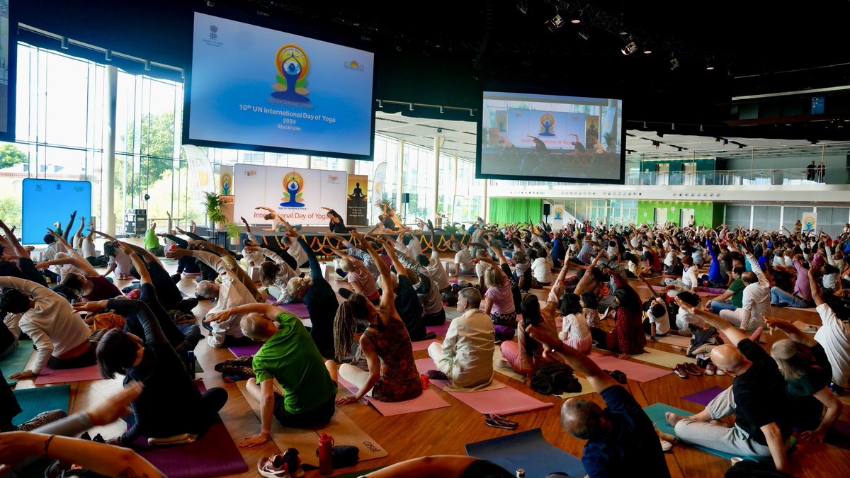 IndiainSweden's tweet photo. Celebrating Yoga Day w Gurudev

Gurudev Sri Sri Ravi Shankar guided a memorable special session in Stockholm

Diplomats from 25 nations joined around 800 participants in marking the 10th UN International Day of Yoga 🧘🏻‍♂️ 

@SriSri 

#YogaDay #IDY2024
#YogaForSelfAndSociety https://t.co/fn804Saxzx