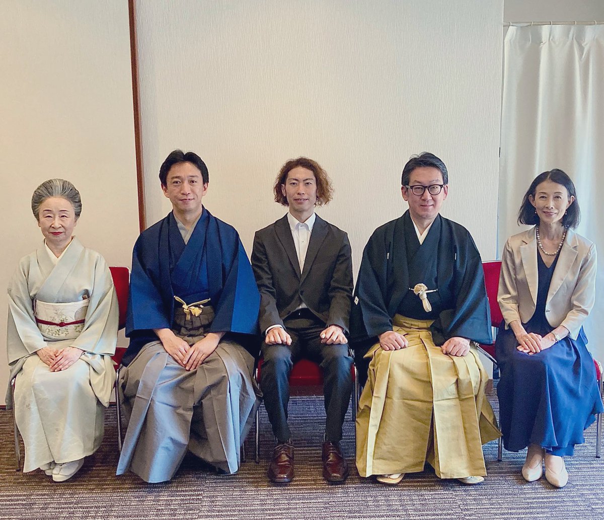 ikumilala9's tweet photo. ブッシュマン新作『羊羊羊羊羊祥羊』の作品が評価され、舞踊批評家協会新人賞を受賞いたしました。これもひとえに、出演者および関係者の皆様のご支援、ご協力のおかげです。本作品は、北千住BUoYの魅力を最大限に活かした作品でした。いつか再演したいと思っています。今度とも応援頂けると幸いです。 https://t.co/VC0CywyC2I