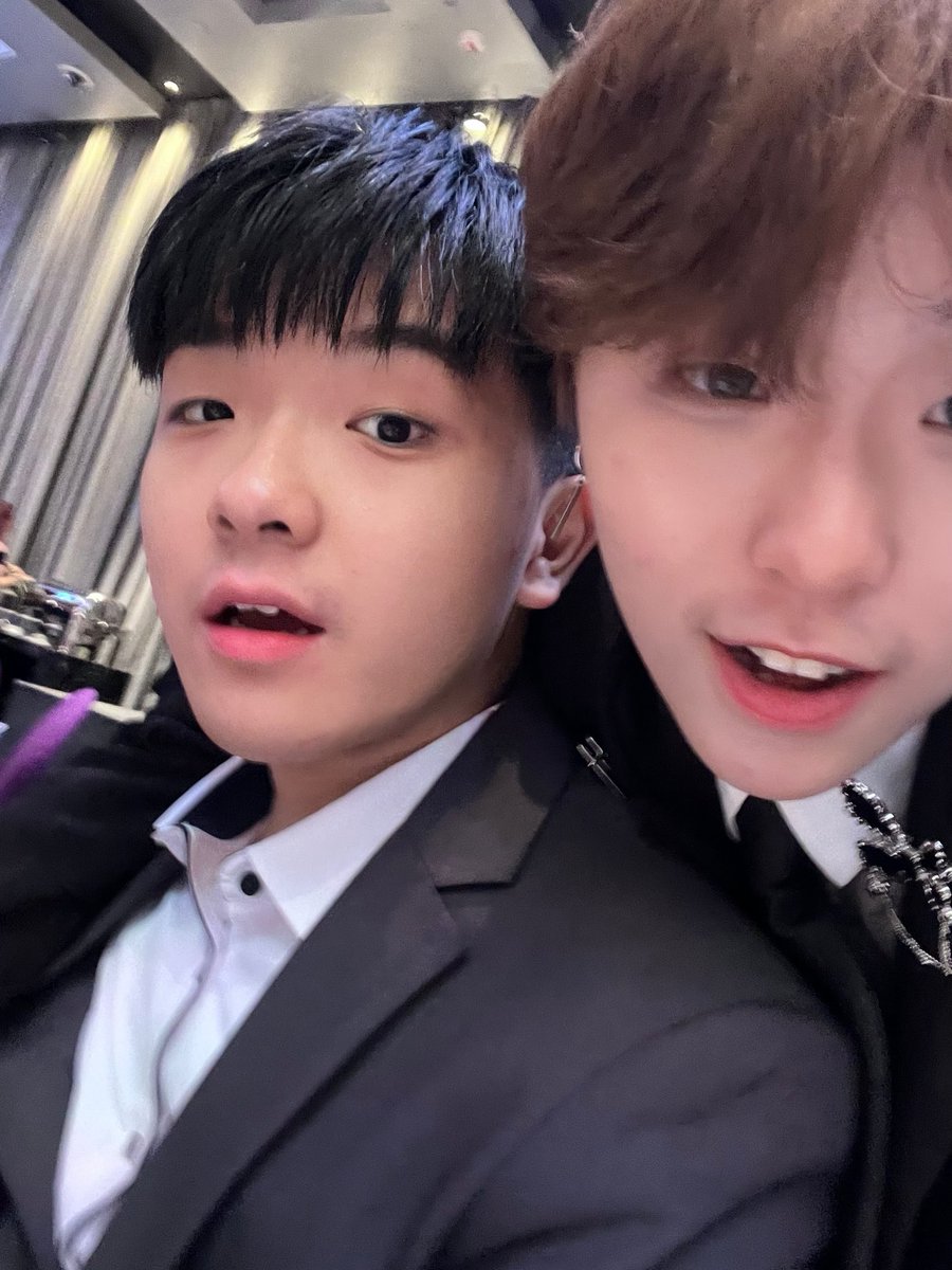 ryan__4488's tweet photo. Grad din🦭
有個化妝師家姐真係正😋

Btw Hotel ICON嘅自助餐好難食
已試伏🤌🏻 https://t.co/rwY0ZkB2dC