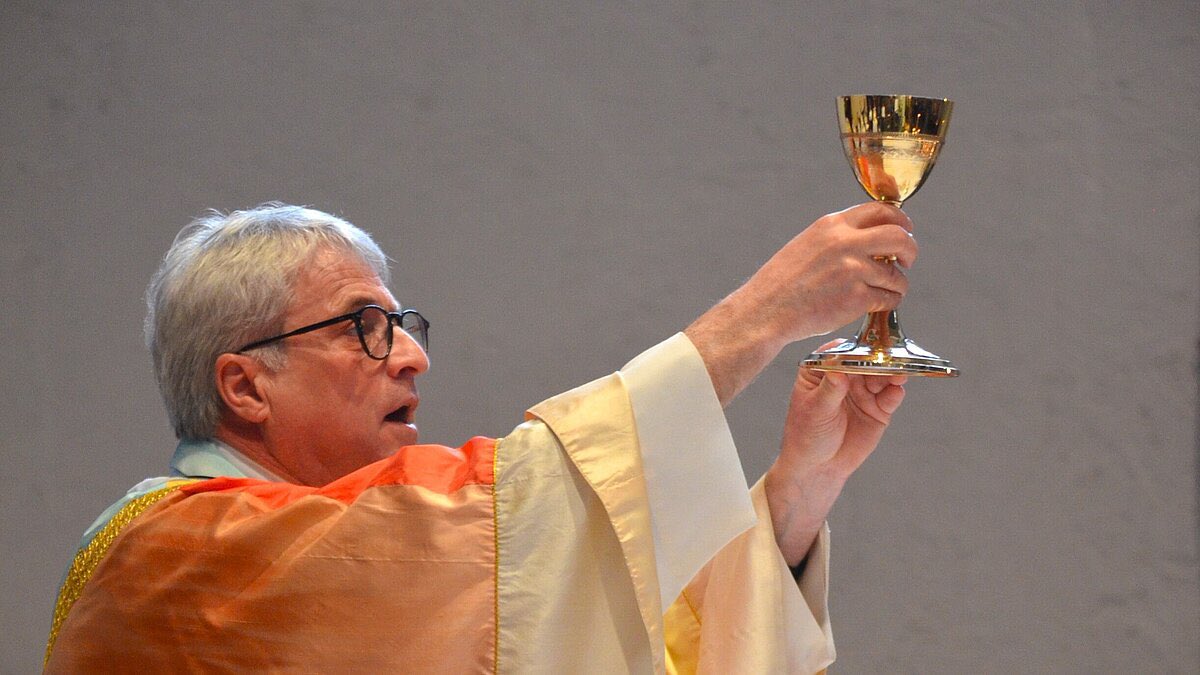 Kommunion „unter beiderlei Gestalten“: Wie können alle Gottesdienstbesucher regelmäßig Brot und Wein empfangen? Darüber diskutieren der Liturgieausschuss und das Pastoralteam.  

🍞 🍷 

👉stjosef-frankfurt.de/beitrag/kommun…