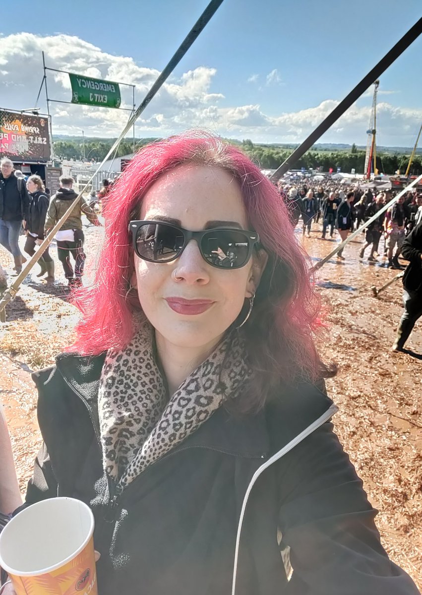 Yesterday was a very muddy but enjoyable day at Download.
Today I'm watching tennis from the comfort of my sofa 🎾