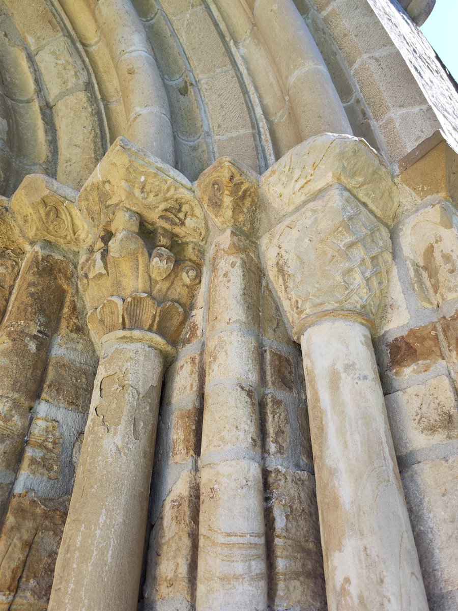 Esos capiteles de la Ermita de Santiago de Itxasperri, Navarra, Se me antojan de una escuela tan parecida a la de Silos, y por asociación a la nuestra... 😍😍