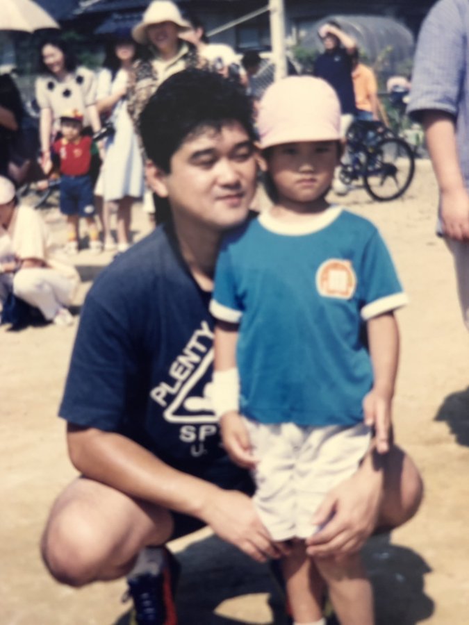 Shohei Ohtani, when he was a child, stands with his dad.