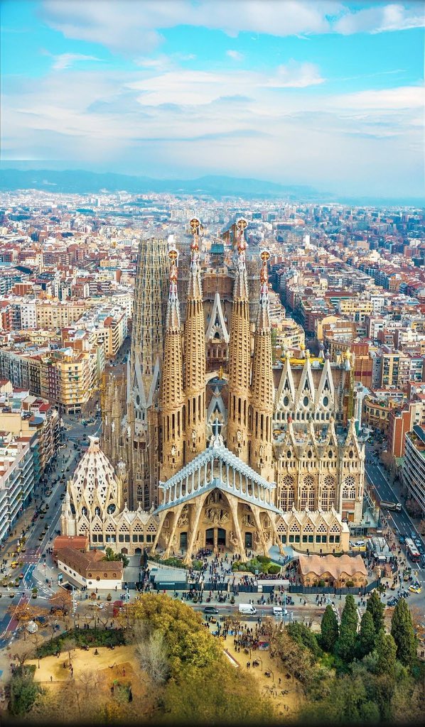 patobonato's tweet image. Hilo de las mayores maravillas antiguas, estructuras modernas icónicas y edificios de importancia cultural🧵👇

1. Sagrada Familia, Barcelona, ​​España 🇪🇸