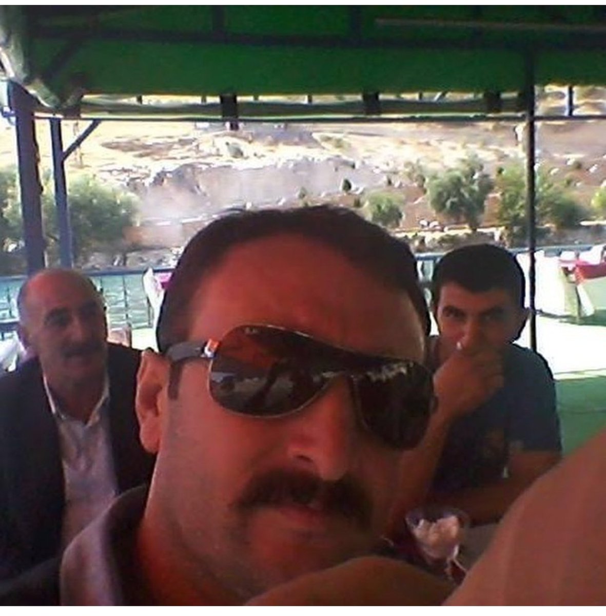 Babam ve abim sizi saygı ve rahmetle anıyorum babalar gününüz kutlu olsun sizi hiç unutmayacağım iyiki böyle güzel bir babanın oğlu ve abinin kardeşi olduğum için çok gururluyum