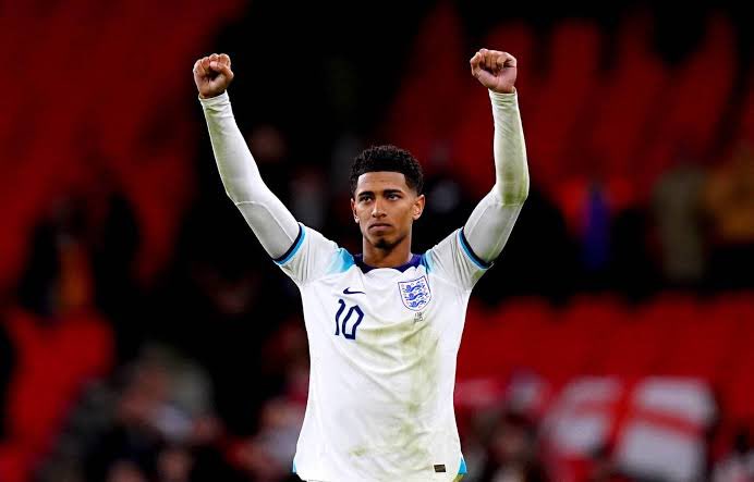 Último juego del día en la #EURO2024 y ahora toca platillos nacionales en la batalla entre #SER y #ENG: 

Qué platillo es más rico? Sarma 🇷🇸 o el Shepherd’s Pie 🏴󠁧󠁢󠁥󠁮󠁧󠁿? 

#SERENG #Eurocopa #EuroEnVix  #EuroEnTUDN #Britain #ThreeLions #Vlahović #Bellingham