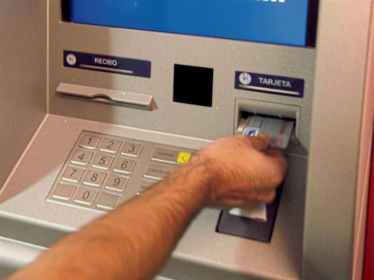 LANACION's tweet photo. Qué hacer si me olvido la tarjeta en el cajero automático del banco https://t.co/kiPJevLX2d https://t.co/AiZhfn1tHh