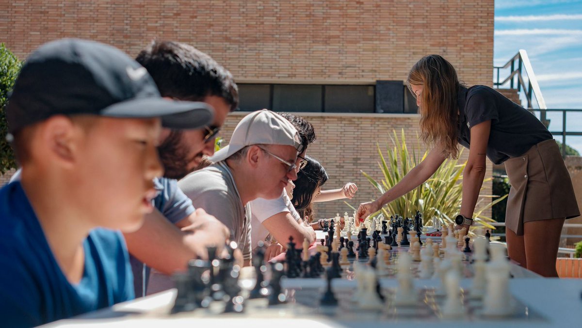 AJEDREZCABEZA's tweet image. 🌟 QUE MARAVILLA de Último día de #MadridChessFestival con nuestras actividades paralelas pasamos!!
💚 @merybliya estuvo realizando unas simultáneas junto a @ChesskidES!!
🌟 María Goñi nos presentó su libro "Entre Damas"
📸 @FedericoMarin
#ajedrez #chess #ajedrezconcabeza