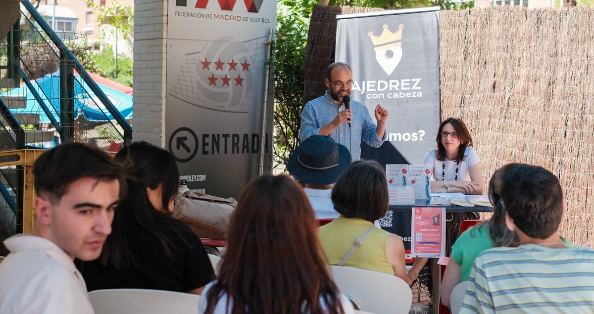 AJEDREZCABEZA's tweet image. 🌟 QUE MARAVILLA de Último día de #MadridChessFestival con nuestras actividades paralelas pasamos!!
💚 @merybliya estuvo realizando unas simultáneas junto a @ChesskidES!!
🌟 María Goñi nos presentó su libro "Entre Damas"
📸 @FedericoMarin
#ajedrez #chess #ajedrezconcabeza