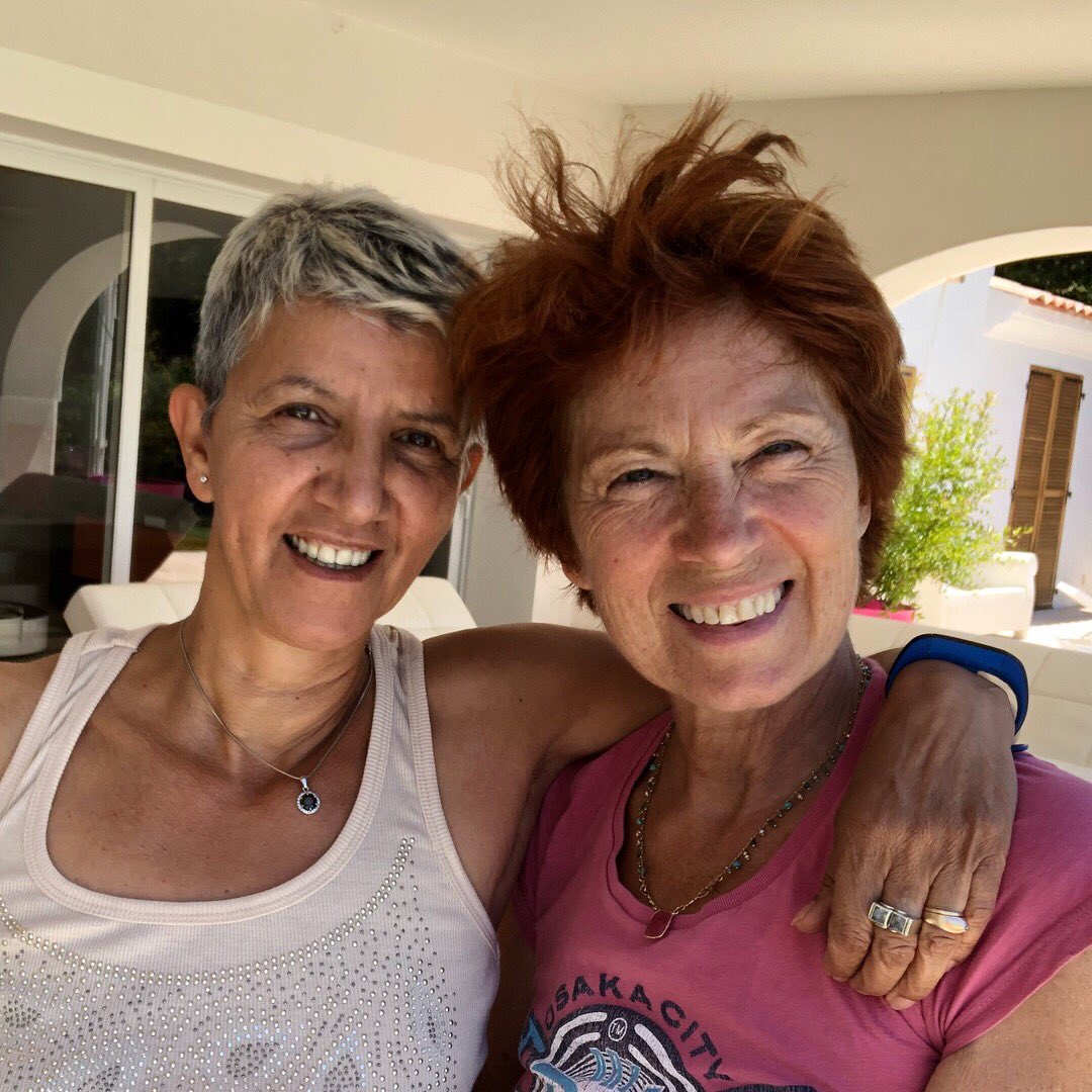 OfGuedin's tweet image. On a droit à du grand #MacronardsFM qui reçoit encore une pote de Zohra: l’incomparable Véronique Genest qui se voit bien voter pour l’extrême-droite et qui nie la connivence du GUD avec le RN.
Ce mélange de connerie et d’ignorance est flippant
119 988 abonnés
Une influenceuse🤡